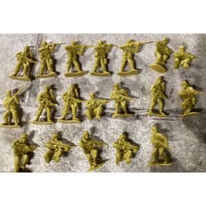 Lot of 19 Vintage Plastic Army Men Toys Figurines